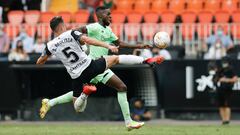 Gabriel Paulista le corta el bal&oacute;n a Williams.