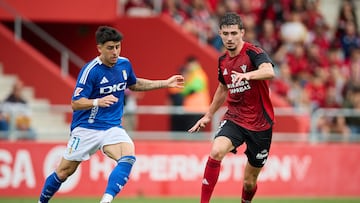 MIRANDA DE EBRO (BURGOS), 15/06/2025.- El delantero argentino del Mirandés Joaquín Panichelli (d) disputa un balón ante el centrocampista argentino del Real Oviedo Santiago Colombatto durante el partido de ida de la final de ascenso a Primera División que CD Mirandés y Real Oviedo disputan este domingo en Miranda de Ebro. EFE/David Pérez-Cejuela