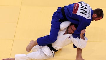 TOPSHOT - Russia's Alan Khubetsov (white) and Canada's Antoine Valois-Fortier compete in the judo men's -81kg elimination round bout during the Tokyo 2020 Olympic Games at the Nippon Budokan in Tokyo on July 27, 2021. (Photo by Jack GUEZ / AFP)