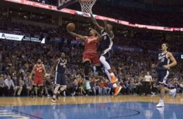 Serge Ibaka se encuentra en el aire con Derrick Rose. El ala-pívot español no brilló y sus Thunder vieron truncada su buena racha.