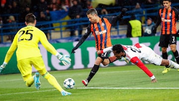 KHA01. KHARKIV (UCRANIA), 01/11/2017.- Marlos (c) de Shakhtar anota el 3-1 ante el guardameta Brad Jones (i) de Feyenoord hoy, mi&eacute;rcoles 1 de noviembre de 2017, durante un partido del grupo F de la Liga de Campeones entre Shakhtar Donetsk y Feyenoord Rotterdam en el estadio Metalist en Kharkiv (Ucrania). EFE/SERGEY DOLZHENKO