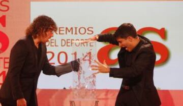 Premios AS 2014. Carles Puyol y el mago Jorge Luengo.