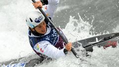 Spanich kayaker Maialen Chourraut competes on her way to win the final of the women&#039;s slalom of the Worlcup Kayaking championships, on June 19, 2016 in Pau.  / AFP PHOTO / IROZ GAIZKA