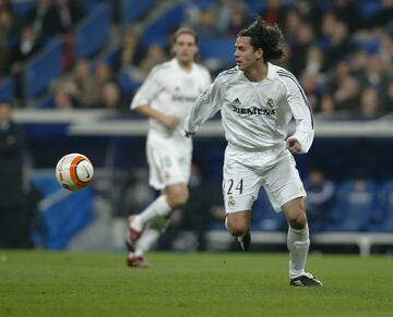 Álvaro Mejía llegó al Real Madrid en la categoría de Cadete. Estuvo varios años en la cantera hasta que dio el paso al primer equipo, donde se quedó durante cuatro temporadas. El defensor disputó 57 partidos, e incluso marcó un gol ante el Real Betis en un 0-2 de Liga en el Benito Villamarín.