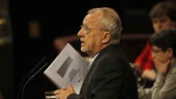 El portavoz socialista Manuel Pezzi, con el Código Mundial Antidopaje en el Congreso.