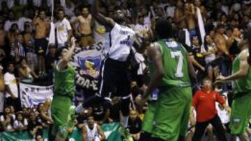 O´Louis McCullough resultó imparable para los jugadores de Deportes Castro.