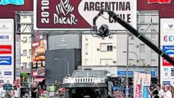 <b>ESPECTÁCULO. </b>Los aficionados que asistieron a la ceremonia de salida disfrutaron de momentos como el salto del Hummer de Gordon.