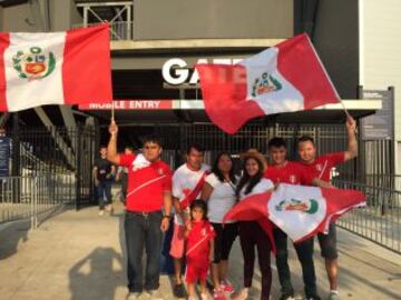 Hinchas peruanos apoyando a su Selección