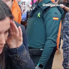 La impactante reacción de la Reina Letizia cubierta de lodo ante los insultos del pueblo