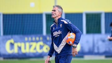Garitano dirigiendo un entrenamiento semanal en la Ciudad Deportiva.