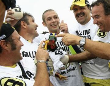 En 2009 Valentino Rossi ganó su último título mundial. Lo celebró de una manera particular como siempre, con una camiseta que ponía 'Gallina vecchia fa buon brodo'.
Hasta el momento, posee 9 campeonatos del mundo.
 