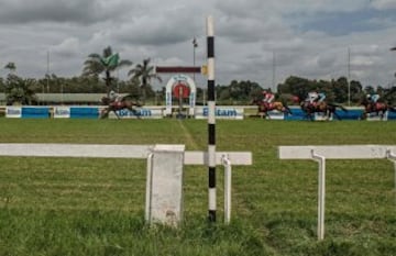 El jockey James Kariuki y su caballo Manly Wharf cruzan la línea de meta durante una competición. 
 