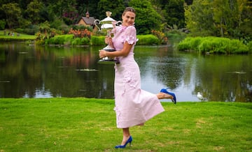 Aryna Sabalenka posando con el trofeo de campeona del Abierto de Australia en los Jardines Reales de Melbourne.