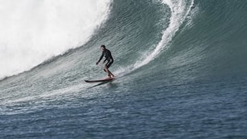 El surfista peruano Felipe Pomar surfeando una ola grande en Indonesia.