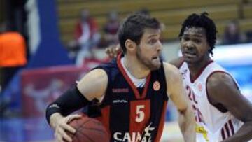 Nocioni busca penetrar a canasta en el encuentro ante el Zagreb.