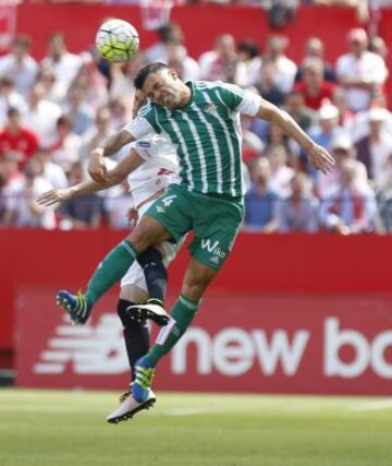 Bruno salta a por el balón.