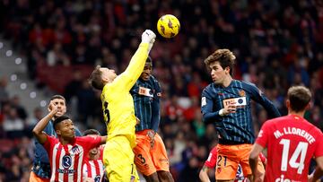 Oblak despeja un balón en el partido ante el Valencia.