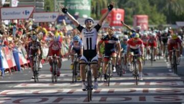 El ciclista alemán del equipo Giant, John Degenkolb (i), celebra su victoria en la cuarta etapa de La Vuelta Ciclista a España 2014 en su 69 edición, que ha comenzado en Mairena del Alcor (Sevilla) y terminado en Córdoba, con una distancia de 164,7 kilómetros. 