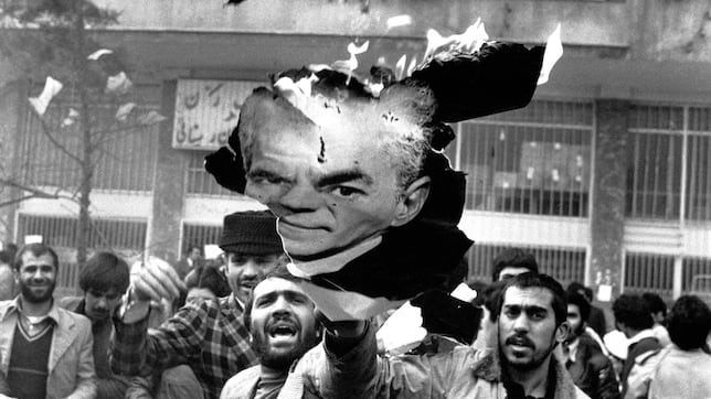 El día que el Sha de Irán montó la fiesta más cara del siglo XX en pleno desierto: 50.000 pájaros muertos y un tarro de tierra final