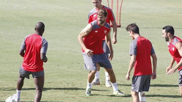 28/08/15 SEVILLA FC
 ENTRENAMIENTO
 FERNANDO LLORENTE CON EL GRUPO