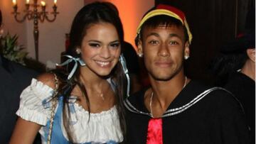 El talentoso y polémico extremo brasileño nunca ha ocultado su afición por el Chavo y, principalmente, por el personaje de Quico. Neymar se ha disfrazado como este personaje en fiestas de Halloween.