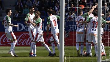Los jugadores del Alavés celebran el gol de Calleri en Huesca.