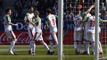 Los jugadores del Alav&eacute;s celebran el gol de Calleri en Huesca.