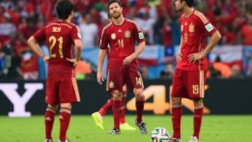 Xabi Alonso, con Silva y Diego Costa.