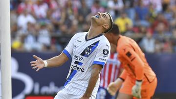 Germán Berterame se lamenta de una falla frente al Atlético de San Luis.