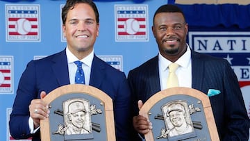 Mike Piazza (izquierda) y Ken Griffey Jr. posan con las placas que lucen en los muros del Hall of Fame del béisbol en Cooperstown.
