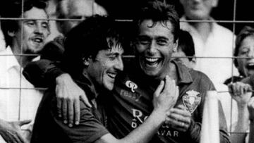 Michael Robinson y Enrique Martín celebran un gol de Osasuna en la temporada 1986-87
