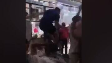 Hinchas ingleses destrozan una tienda para celebrar la victoria