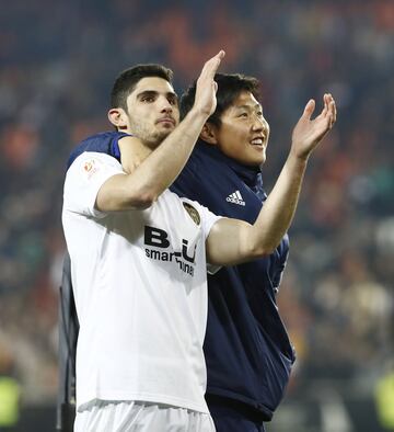 Los jugadores del Valencia celebraron la clasficación para la final de la Copa del Rey. En la imagen, Gonçalo Guedes y Kangin Lee.