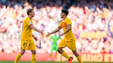 Frenkie de Jong y Pedri juntos en un partido.