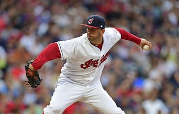 El pitcher mexicano podrá vivir otra postemporada, ahora con Indians. 