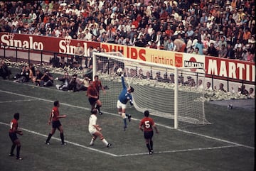 Ignacio Calderón sacando a una mano en el duelo entre México vs Bélgica.