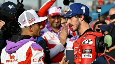 Francesco Bagnaia y Jorge Martín se saludan tras el GP de Valencia.