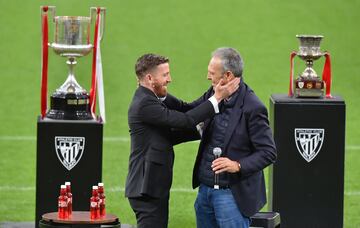 Iker Muniain se  saluda cariñosamente con Joaquín Caparrós, entrenador con el que debutó en el primer equipo del Athletic.