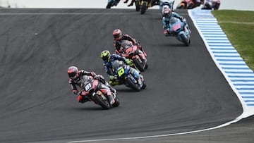 PHILLIP ISLAND (Australia), 19/10/2025.- Senna Agius of Australia riding for Liqui Moly Dynavolt Intact GP (L) during the Moto2 Grand Prix of the 2025 Australian Motorcycle Grand Prix at Phillip Island Grand Prix Circuit, in Phillip Island, Australia, 19 October 2025. EFE/EPA/JOEL CARRETT NO ARCHIVING, EDITORIAL USE ONLY AUSTRALIA AND NEW ZEALAND OUT