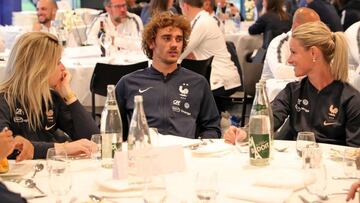 Griezmann con Henry durante la cena.