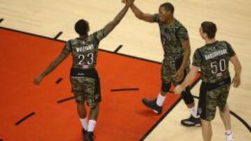 Lou Williams (23) recibe las felicitaciones de Kyle Lowry (7) tras un triple ante los Sacramento Kings.