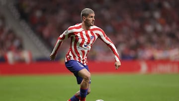 MADRID, SPAIN - OCTOBER 12: Rodrigo de Paul of Atletico de Madrid controls the ball during the UEFA Champions League group B match between Atletico Madrid and Club Brugge KV at Civitas Metropolitano Stadium on October 12, 2022 in Madrid, Spain. (Photo by Gonzalo Arroyo Moreno/Getty Images)