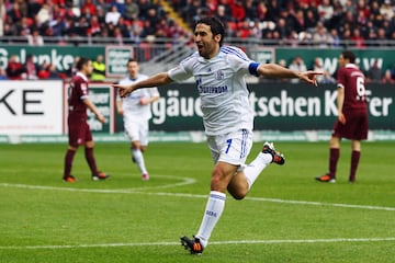 Tras 16 temporadas en el Real Madrid, Raúl llegó al Schalke 04 en 2010 permaneció dos temporada triunfó y se gano el cariño de los seguidores hasta tal punto que trás su marcha el club llegó a retirar el dorsal 7 ( actualmente vuelve a estar en uso) 