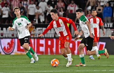 Entrando desde segunda línea y aprovechándose de un mal despeje de Ezkieta. Así marcó Arribas el gol que puso en ventaja al Almería con el Racing. Los indálicos siguen en sexta posición.