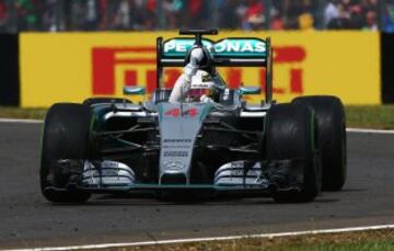 Lewis Hamilton celebra la victoria.