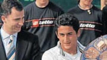 <b>DE LUJO. </b>Almagro recibió el trofeo de manos del príncipe Felipe.
