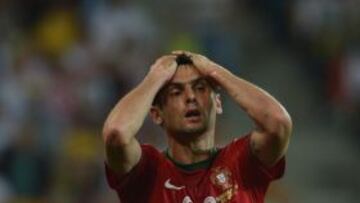Portuguese forward Helder Postiga (C) reacts after missing a chance to score during the Euro 2012 championships football match Germany vs Portugal on June 9, 2012 at the Arena Lviv. AFP PHOTO / PATRIK STOLLARZ