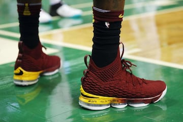 Detalle de los zapatos que lució LeBron James esta noche en el TD Garden de Boston