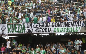 El vallecaucano recibió un homenaje de la afición que llenó la tribuna sur del estadio de Medellín.