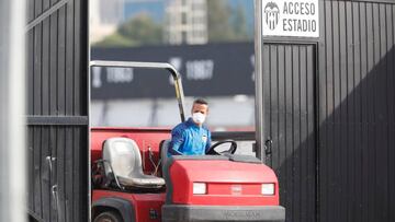 Un jardinero trabajando este lunes en Paterna.